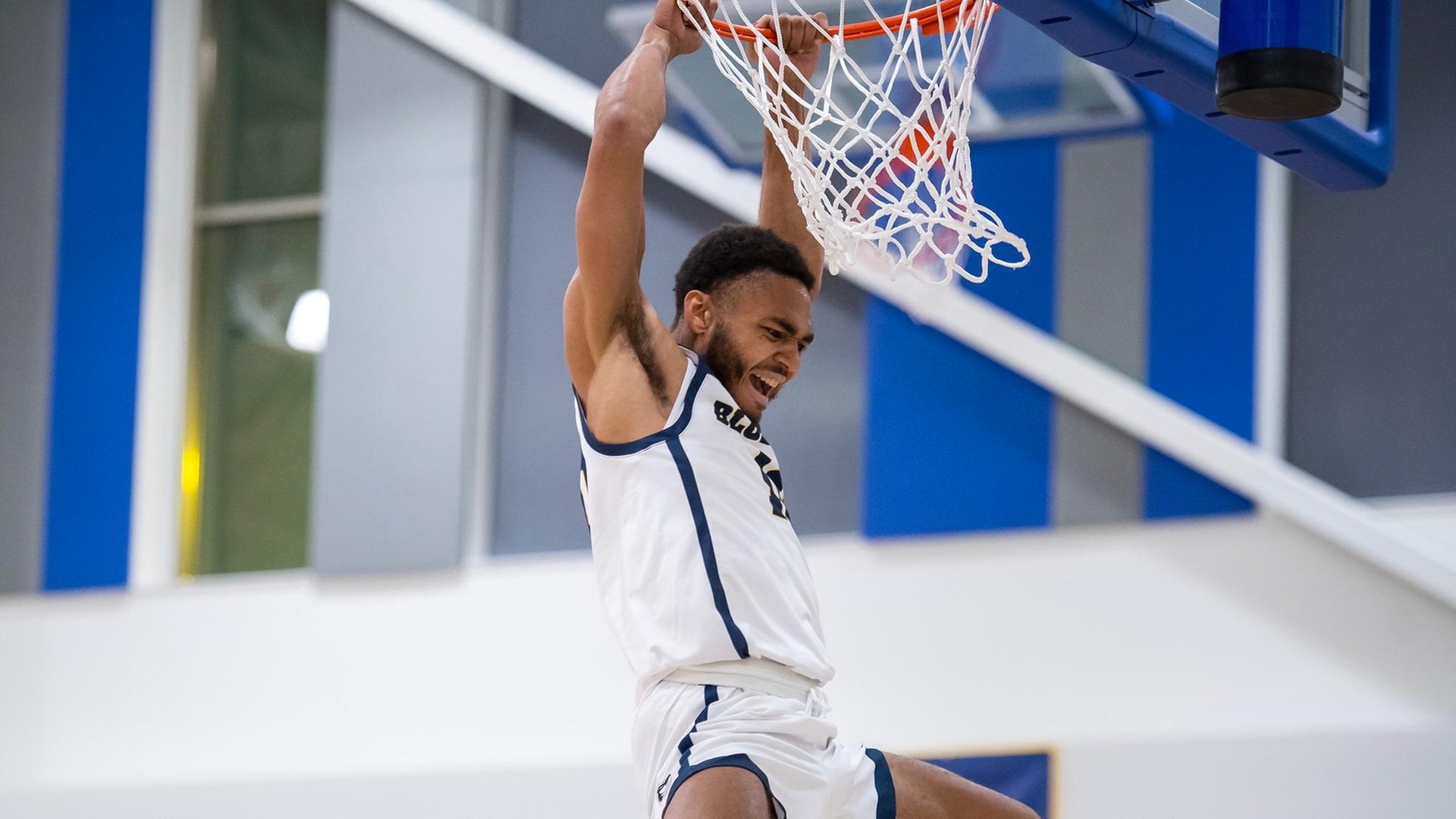 Men's Hoops Uses Big Second Half to Earn Top-25 Road Win Over No. 24 Middlebury