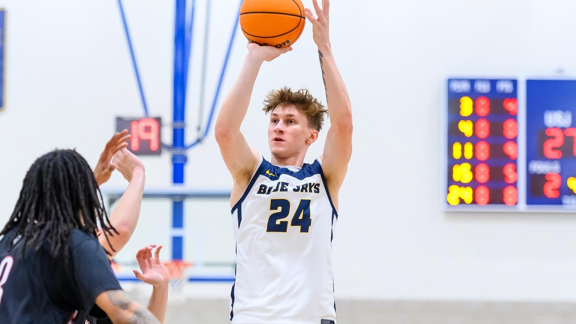 Men's Hoops Wins Sixth Straight, Rolls Over Regis Saturday, 93-71