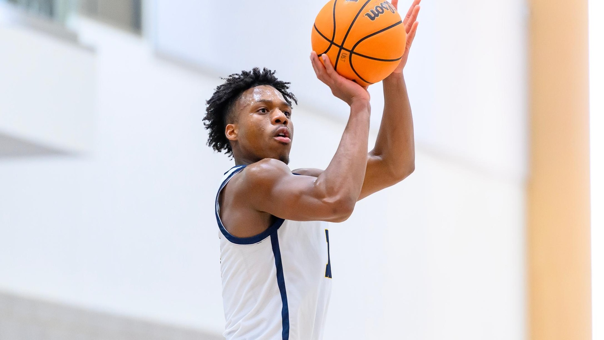 Men's Basketball Eases Past Emmanuel Tuesday Night, 109-68