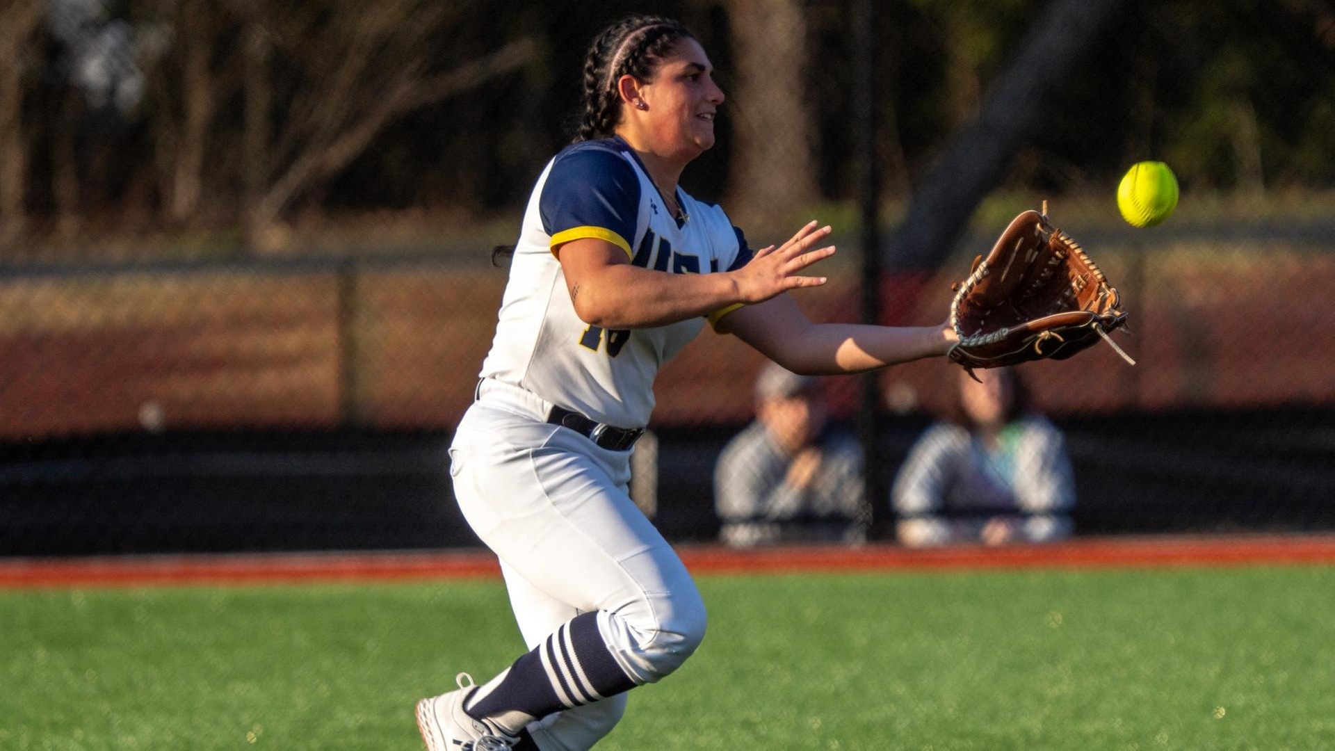 Softball Extends Win Streak to Four, Sweeps Elms During GNAC Doubleheader Monday