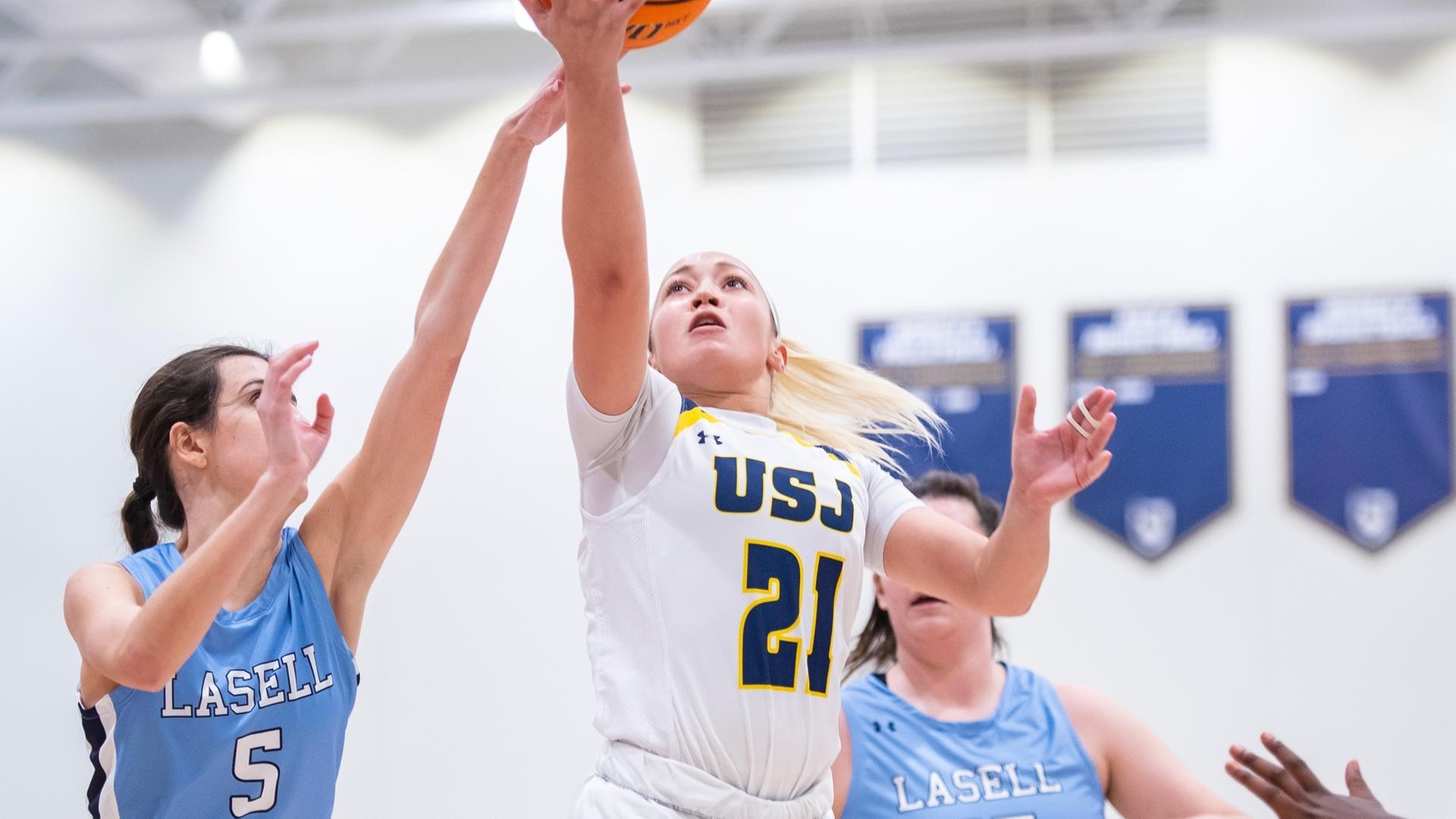 Women's Hoops Trounce Tigers, 82-55, During Season Opener